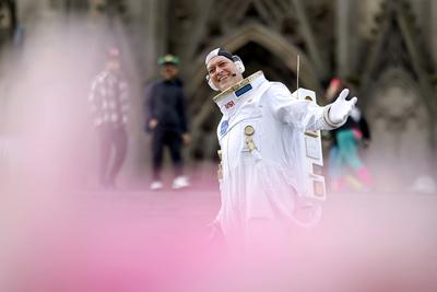 Weiberfastnacht in K?ln 2025-stock-foto