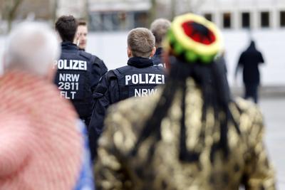 Weiberfastnacht in K?ln 2025-stock-foto