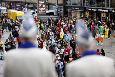 Weiberfastnacht in K?ln 2025-stock-foto