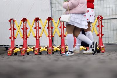 Weiberfastnacht in K?ln 2025-stock-foto