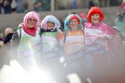 Weiberfastnacht in K?ln 2025-stock-foto
