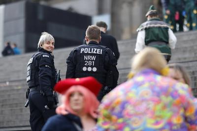 Weiberfastnacht in K?ln 2025-stock-foto
