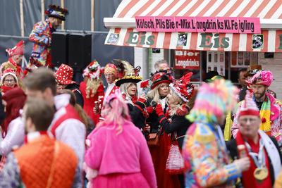 Weiberfastnacht in K?ln 2025-stock-foto
