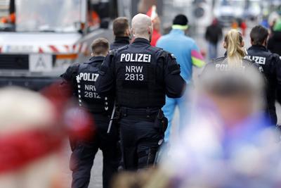 Weiberfastnacht in K?ln 2025-stock-foto