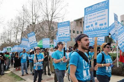 LOS ANGELES, CA - FEBRUARY 27: Workers of University of California hold placards during a strike over wages, staffing sh-stock-foto