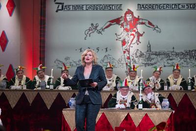 CDU Politikerin Julia KLOECKNER vor dem Stockacher Narrengericht-stock-foto