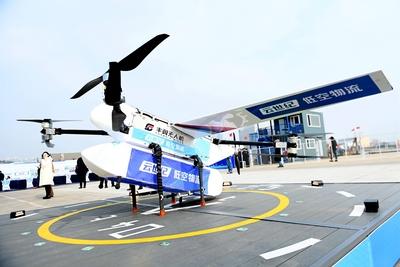 China, Transportdrohne in Qingdao QINGDAO, CHINA - FEBRUARY 27: A drone used in low-altitude logistics is parked at a fi-stock-foto