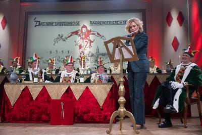 CDU Politikerin Julia KLOECKNER vor dem Stockacher Narrengericht-stock-foto