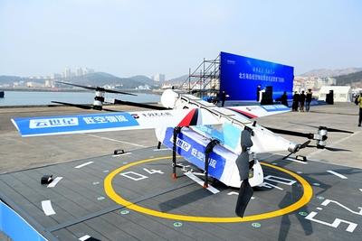 China, Transportdrohne in Qingdao QINGDAO, CHINA - FEBRUARY 27: A drone used in low-altitude logistics is parked at a fi-stock-foto