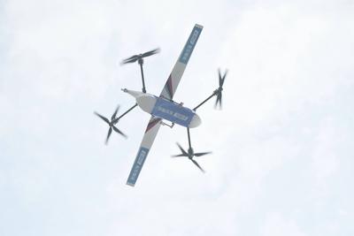 China, Transportdrohne in Qingdao QINGDAO, CHINA - FEBRUARY 27: A drone carrying medicine and documents conducts low-alt-stock-foto