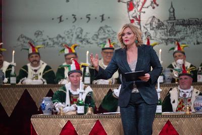 CDU Politikerin Julia KLOECKNER vor dem Stockacher Narrengericht-stock-foto