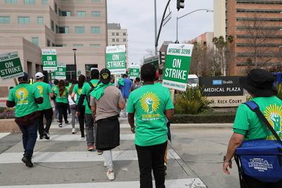 LOS ANGELES, CA - FEBRUARY 27: Workers of University of California hold placards during a strike over wages, staffing sh-stock-foto