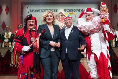 CDU Politikerin Julia KLOECKNER vor dem Stockacher Narrengericht-stock-foto