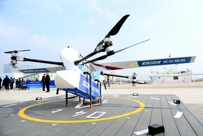 China, Transportdrohne in Qingdao QINGDAO, CHINA - FEBRUARY 27: A drone used in low-altitude logistics is parked at a fi-stock-foto