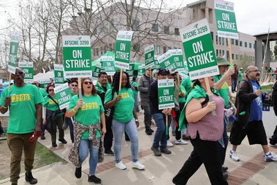 LOS ANGELES, CA - FEBRUARY 27: Workers of University of California hold placards during a strike over wages, staffing sh-stock-foto