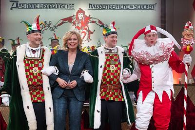 CDU Politikerin Julia KLOECKNER vor dem Stockacher Narrengericht-stock-foto
