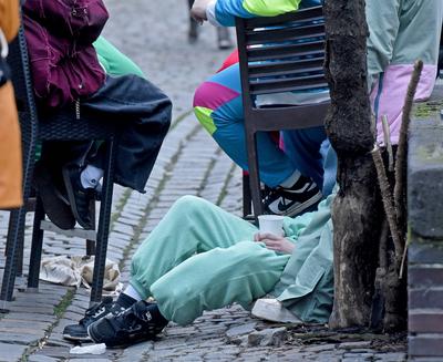 Stra?enkarneval zu Altweiber in der Altstadt in D?sseldorf-stock-foto