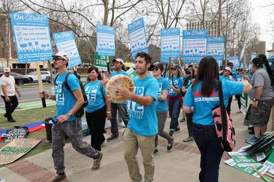 LOS ANGELES, CA - FEBRUARY 27: Workers of University of California hold placards during a strike over wages, staffing sh-stock-foto