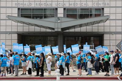 LOS ANGELES, CA - FEBRUARY 27: Workers of University of California hold placards during a strike over wages, staffing sh-stock-foto