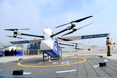 China, Transportdrohne in Qingdao QINGDAO, CHINA - FEBRUARY 27: A drone used in low-altitude logistics is parked at a fi-stock-foto