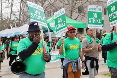 LOS ANGELES, CA - FEBRUARY 27: Workers of University of California hold placards during a strike over wages, staffing sh-stock-foto