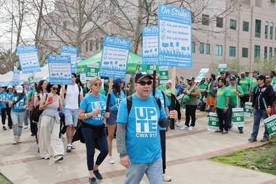 LOS ANGELES, CA - FEBRUARY 27: Workers of University of California hold placards during a strike over wages, staffing sh-stock-foto