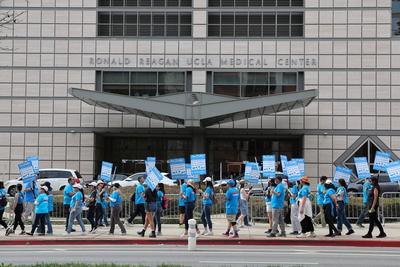 LOS ANGELES, CA - FEBRUARY 27: Workers of University of California hold placards during a strike over wages, staffing sh-stock-foto