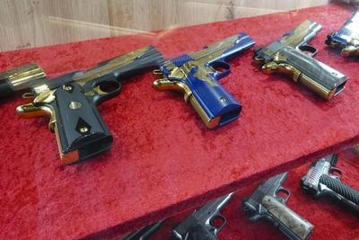 Austeller praesentieren auf ihrem Messestand diverse Pistolen Schusswaffen Kategorie der Handfeuerwaffen 27.02.2025 in Nuernberg- Die IWA OutdoorClassics oder schlicht IWA urspruenglich die Abkuerzung f?r Internationale Waffenausstellung im Messezentrum Messe N?rnberg ist eine internationale Fachmesse f?r Jagdwaffen, Sportwaffen, Ordonnanzwaffen, Outdoorartikel und Zubehoer Bayern Deutschland *** Exhibitors present various pistols firearms category of handguns 27 02 2025 in Nuremberg The IWA OutdoorClassics or simply IWA originally the abbreviation for International Weapons Exhibition in the Exhibition Center Nuremberg is an international trade fair for hunting weapons, sporting weapons, ordnance weapons, outdoor articles and accessor-stock-foto