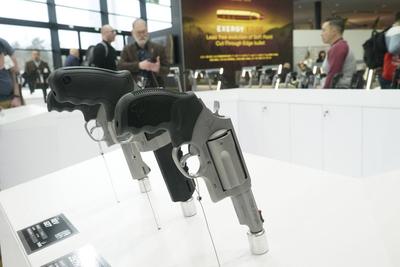 Austeller praesentieren auf ihrem Messestand diverse Pistolen Schusswaffen Kategorie der Handfeuerwaffen 27.02.2025 in Nuernberg- Die IWA OutdoorClassics oder schlicht IWA urspruenglich die Abkuerzung f?r Internationale Waffenausstellung im Messezentrum Messe N?rnberg ist eine internationale Fachmesse f?r Jagdwaffen, Sportwaffen, Ordonnanzwaffen, Outdoorartikel und Zubehoer Bayern Deutschland *** Exhibitors present various pistols firearms category of handguns 27 02 2025 in Nuremberg The IWA OutdoorClassics or simply IWA originally the abbreviation for International Weapons Exhibition in the Exhibition Center Nuremberg is an international trade fair for hunting weapons, sporting weapons, ordnance weapons, outdoor articles and accessor-stock-foto