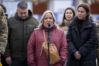 Mother Leslie Hertweck seen speaking at memorial service for her son Ethan Hertweck, U.S. Marine Corps veteran, who fell-stock-foto