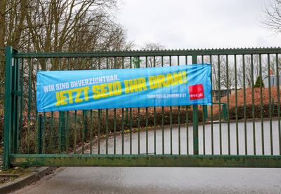 28.02.2025,Deutschland, NRW,St?dtische Betriebe, Gewerkschaften,Infoschild von Verdi - Wir sind unverzichtbar, jetzt seid Ihr dran- an einem USB Wertstoffhof in Bochum,  Tarifrunde,-stock-foto