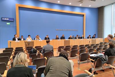 Berlin, Deutschland, 28.02.2025: Bundespressekonferenz: Regierungspressekonferenz: L-R unter anderem: S?ren Haberlandt (-stock-foto