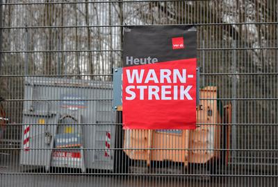 28.02.2025,Deutschland, NRW,St?dtische Betriebe, Gewerkschaften,Infoschild Verdi Warnstreik an einem USB Wertstoffhof in Bochum,-stock-foto