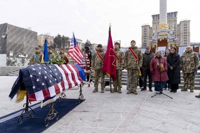 Mother Leslie Hertweck seen speaking at memorial service for her son Ethan Hertweck, U.S. Marine Corps veteran, who fell-stock-foto