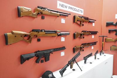 Austeller praesentieren auf ihrem Messestand diverse Gewehre Schusswaffen die mit zwei H?nden zu bedienen sind 27.02.2025 in Nuernberg- Die IWA OutdoorClassics oder schlicht IWA urspruenglich die Abkuerzung f?r Internationale Waffenausstellung im Messezentrum Messe N?rnberg ist eine internationale Fachmesse f?r Jagdwaffen, Sportwaffen, Ordonnanzwaffen, Outdoorartikel und Zubehoer Bayern Deutschland *** Exhibitors present various guns and firearms that can be operated with two hands 27 02 2025 in Nuremberg The IWA OutdoorClassics or simply IWA originally the abbreviation for International Weapons Exhibition in the Exhibition Center Nuremberg is an international trade fair for hunting weapons, sporting weapons, ordnance weapons, outdoo-stock-foto