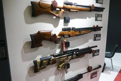 Austeller praesentieren auf ihrem Messestand diverse Gewehre Schusswaffen die mit zwei H?nden zu bedienen sind 27.02.2025 in Nuernberg- Die IWA OutdoorClassics oder schlicht IWA urspruenglich die Abkuerzung f?r Internationale Waffenausstellung im Messezentrum Messe N?rnberg ist eine internationale Fachmesse f?r Jagdwaffen, Sportwaffen, Ordonnanzwaffen, Outdoorartikel und Zubehoer Bayern Deutschland *** Exhibitors present various guns and firearms that can be operated with two hands 27 02 2025 in Nuremberg The IWA OutdoorClassics or simply IWA originally the abbreviation for International Weapons Exhibition in the Exhibition Center Nuremberg is an international trade fair for hunting weapons, sporting weapons, ordnance weapons, outdoo-stock-foto