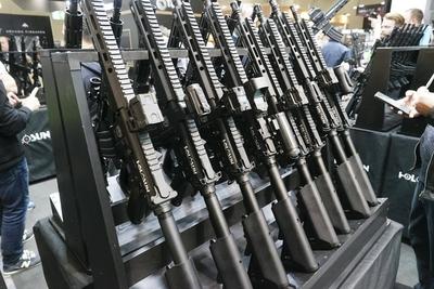 Austeller praesentieren auf ihrem Messestand diverse Gewehre Schusswaffen die mit zwei H?nden zu bedienen sind 27.02.2025 in Nuernberg- Die IWA OutdoorClassics oder schlicht IWA urspruenglich die Abkuerzung f?r Internationale Waffenausstellung im Messezentrum Messe N?rnberg ist eine internationale Fachmesse f?r Jagdwaffen, Sportwaffen, Ordonnanzwaffen, Outdoorartikel und Zubehoer Bayern Deutschland *** Exhibitors present various guns and firearms that can be operated with two hands 27 02 2025 in Nuremberg The IWA OutdoorClassics or simply IWA originally the abbreviation for International Weapons Exhibition in the Exhibition Center Nuremberg is an international trade fair for hunting weapons, sporting weapons, ordnance weapons, outdoo-stock-foto