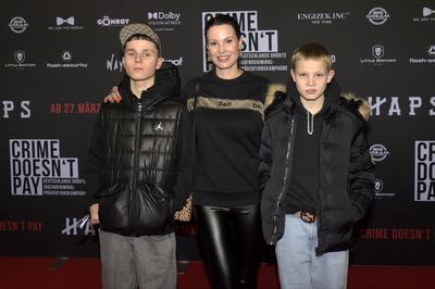 Katharina Gerhardt mit Sohn Johnny und dessen Freund Kimon-stock-foto