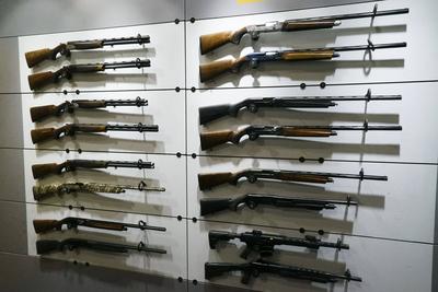 Austeller praesentieren auf ihrem Messestand diverse Gewehre Schusswaffen die mit zwei H?nden zu bedienen sind 27.02.2025 in Nuernberg- Die IWA OutdoorClassics oder schlicht IWA urspruenglich die Abkuerzung f?r Internationale Waffenausstellung im Messezentrum Messe N?rnberg ist eine internationale Fachmesse f?r Jagdwaffen, Sportwaffen, Ordonnanzwaffen, Outdoorartikel und Zubehoer Bayern Deutschland *** Exhibitors present various guns and firearms that can be operated with two hands 27 02 2025 in Nuremberg The IWA OutdoorClassics or simply IWA originally the abbreviation for International Weapons Exhibition in the Exhibition Center Nuremberg is an international trade fair for hunting weapons, sporting weapons, ordnance weapons, outdoo-stock-foto