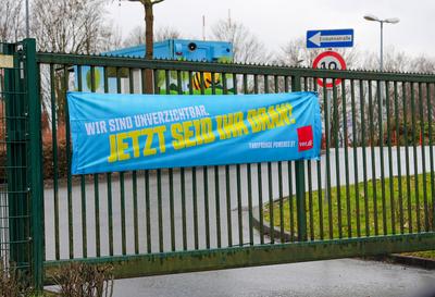 28.02.2025,Deutschland, NRW,St?dtische Betriebe, Gewerkschaften,Infoschild von Verdi - Wir sind unverzichtbar, jetzt seid Ihr dran- an einem USB Wertstoffhof in Bochum,  Tarifrunde,-stock-foto