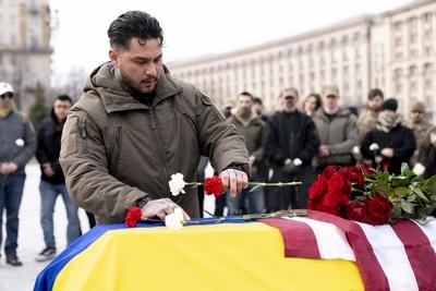 Friends and fellow soldiers lay flowers on coffin at Memorial service for U.S. Marine Corps veteran Ethan Hertweck, who-stock-foto