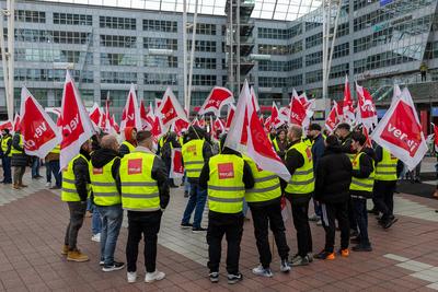 Verdi Kundgebung am M?nchner Flughafen, M?nchen, 28.02.2025-stock-foto