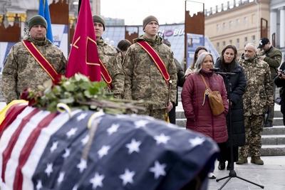 Mother Leslie Hertweck seen at memorial service for her son Ethan Hertweck, U.S. Marine Corps veteran, who fell serving-stock-foto
