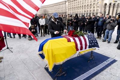 Friends and fellow soldiers lay flowers on coffin at Memorial service for U.S. Marine Corps veteran Ethan Hertweck, who-stock-foto