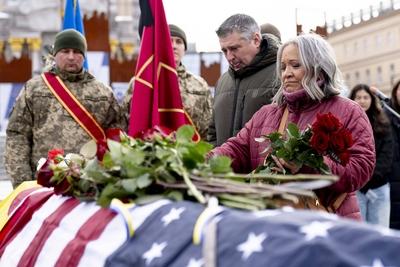 Parents Leslie and John Hertweck seen mourning their son at memorial service for their son Ethan Hertweck, U.S. Marine C-stock-foto
