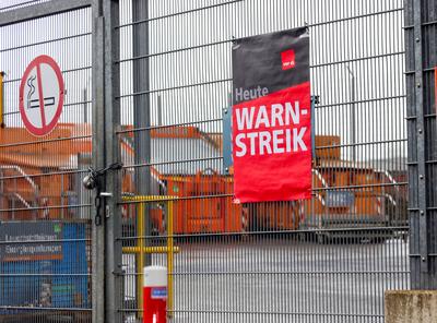 28.02.2025,Deutschland, NRW,St?dtische Betriebe, Gewerkschaften,Infoschild Verdi Warnstreik an einem USB Wertstoffhof in Bochum,-stock-foto