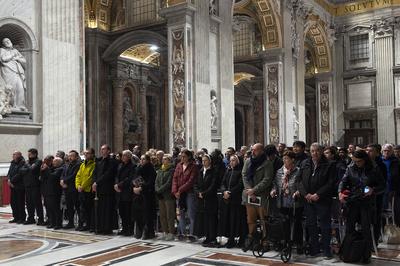 ITALY -  ROSARY PRAYER HELD FOR THE HEALTH OF POPE FRANCIS IN ST PETER'S SQUARE AT THE VATICAN   - 2025/3/1-stock-foto