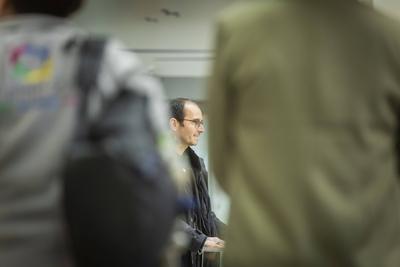 Dr. Mark Benecke, Botschafter der Ausstellung ,Selten allein, in der Kuppelhalle des Dresdner Hauptbahnhofes-stock-foto