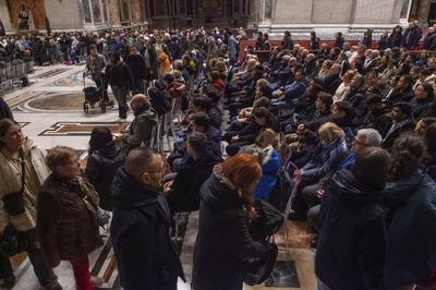 ITALY -  ROSARY PRAYER HELD FOR THE HEALTH OF POPE FRANCIS IN ST PETER'S SQUARE AT THE VATICAN   - 2025/3/1-stock-foto
