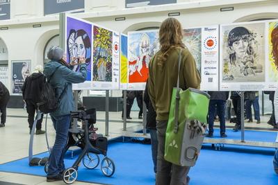 Ausstellung ,Selten allein, in der Kuppelhalle des Dresdner Hauptbahnhofes-stock-foto